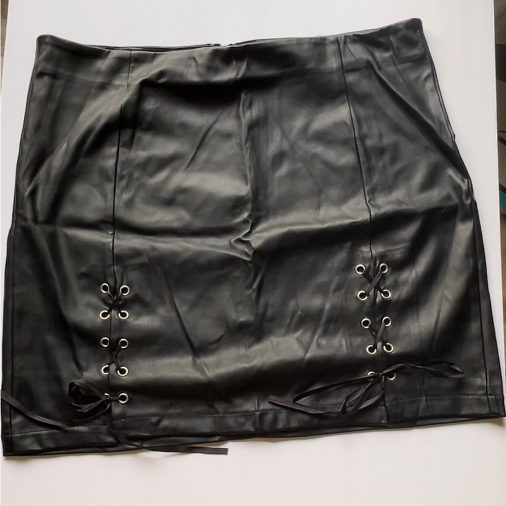 Black leather mini skirt. Worn 3-4 times. Good condition.